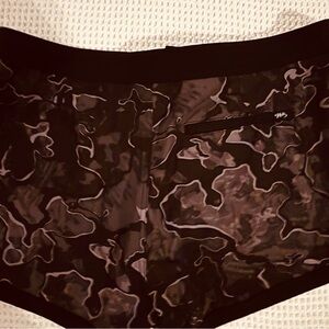 Women’s Black Camo Huk Performance Shorts Size 10